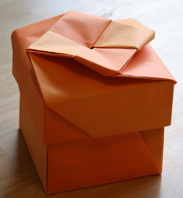 Recycled flyer box, Type 1.
Designed and folded by Rosemary LYNDALL WEMM, 2005