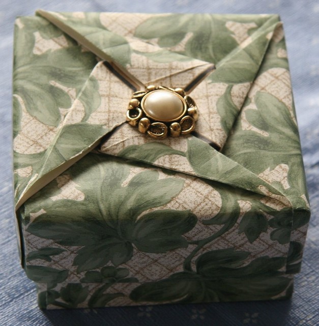 Wallpaper Store Box

Designed by Tomoko Fuse
Folded by Rosemary LYNDALL WEMM
